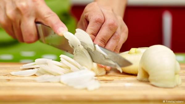 بالفيديو.. طريقة سحرية لتقطيع البصل سريعاً بدون دموع