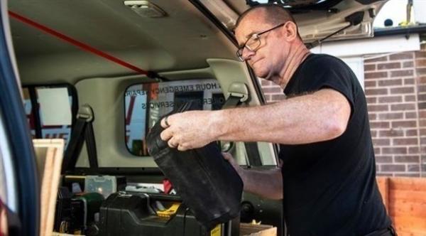 سباك معرض للإفلاس بسبب إصلاحه تجهيزات التدفئة في بيوت أكثر من 3 آلاف مسن ومعوز مجاناً