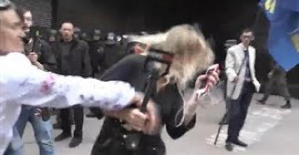 مذيعة تتعرض للرشق بالبيض في بث مباشر على الهواء (فيديو)