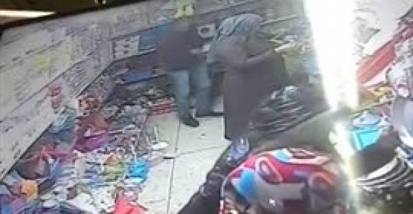 لحظة سرقة لص هاتف محمول من حقيبة امرأة (فيديو)