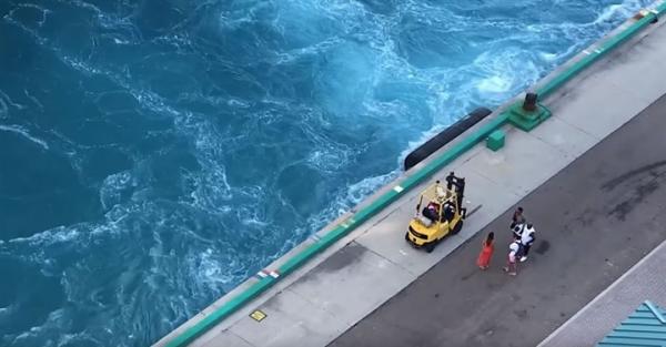 لحظة تخلي سفينة عن زوجين على الرصيف بعد تأخرهما (فيديو)