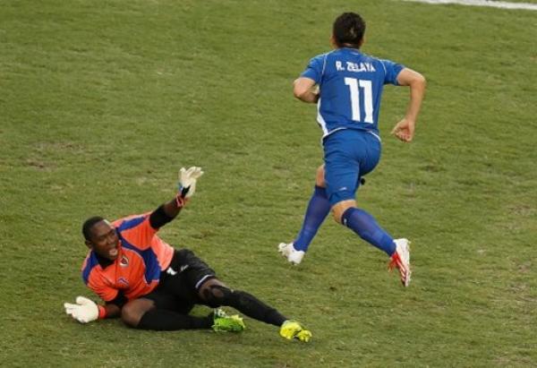 فيديو : مهاجم السلفادور يفشل في هز الشباك الخالية!