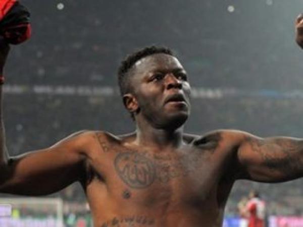 وشم على جسم الغاني مونتاري يحمل لفظ الجلالة "الله" وآيات من القرآن الكريم في مباراة برشلونة