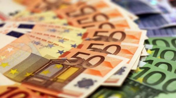 تحاول سحب 50 ألف يورو من البنك خوفاً من إفلاسه بسبب كورونا فيسرق لص حقيبتها