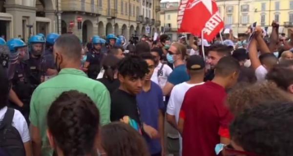 عاجل..الجالية المغربية تخرج في مسيرة احتجاجية تنديدا بمقتل يونس بالرصاص على يد المسؤول الأمني العنصري(فيديو)