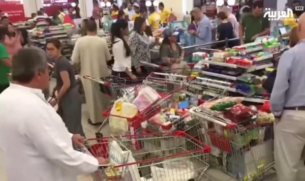 تهافت على شراء المواد التموينية في قطر