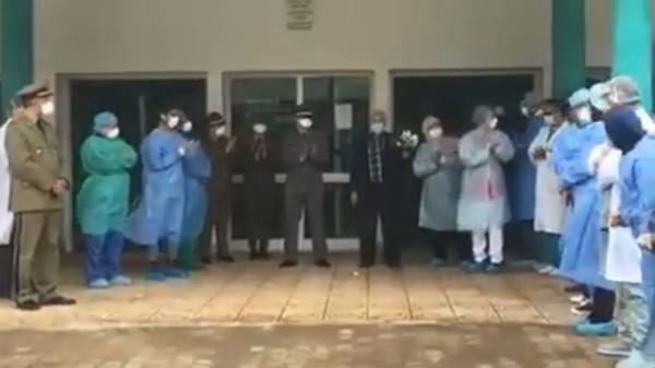 لحظة خروج أول حالة تماثلت للشفاء من فيروس كورونا بمستشفى الناظور