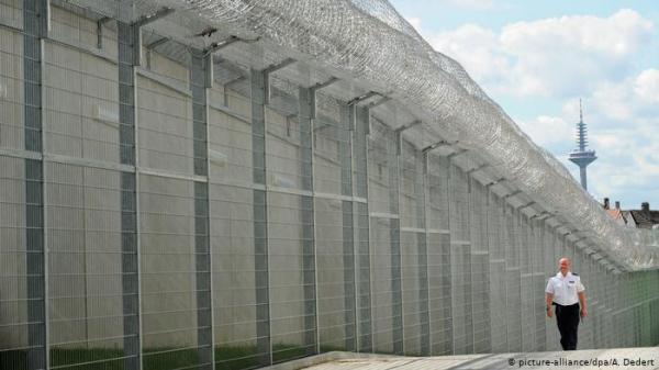 سجين بين الحياة والموت بعد سقوطه من ارتفاع 15 متراً في ألمانيا