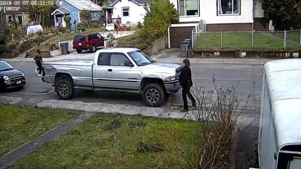 شاهد: أمريكية تُسرق سيارتها أمام عينيْها وطفلها بداخلها