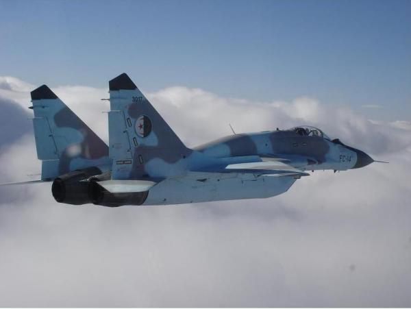 تحطم طائرة عسكرية غرب الجزائر وأنباء عن نجاة قائدها