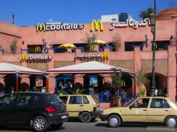 صحفي مغربي يتهم سلسلة ماكدونالدز المغرب بممارسة التمييز ضد “وكالين رمضان”