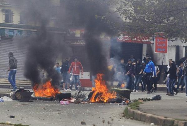 دخول إجتماعي ملتهب بالجزائر: مواجهات عنيفة بعدة مناطق و إنفلات أمني خطير