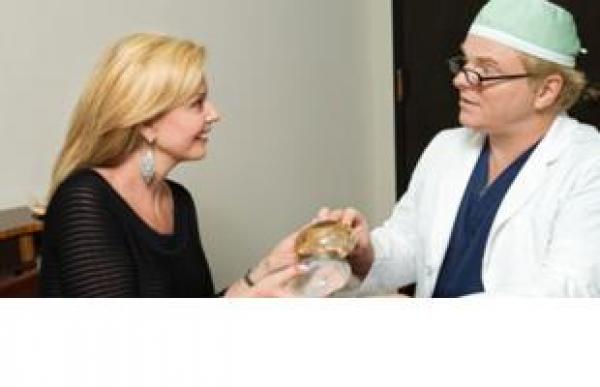 إلزام فرنسيات خضعن لتكبير الثدي بإزالة السيليكون