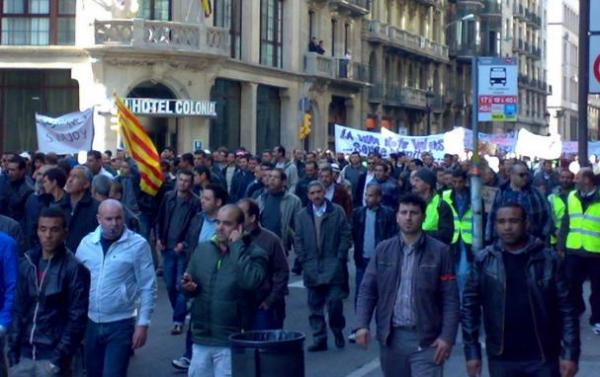 مغاربة يحاولون لجم أفواه مواطنيهم المتظاهرين بكطالونيا ضد سياسة التقطيع و وقف المعونات