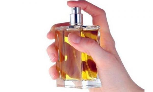 ما حكم استعمال العطور التي تحتوي على “كحول – سبرتو” ؟
