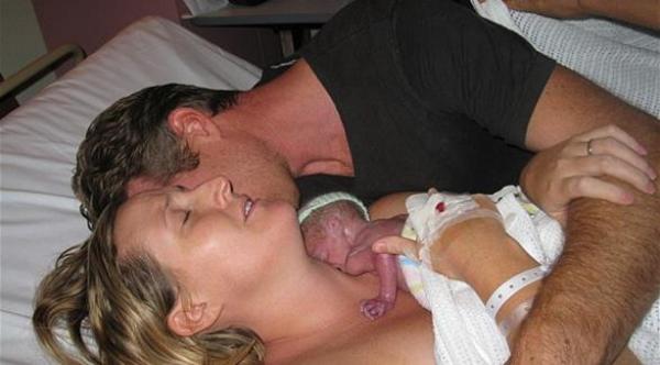 بالصور: مولود يموت ثم يعود للحياة بعد عناق والدته له