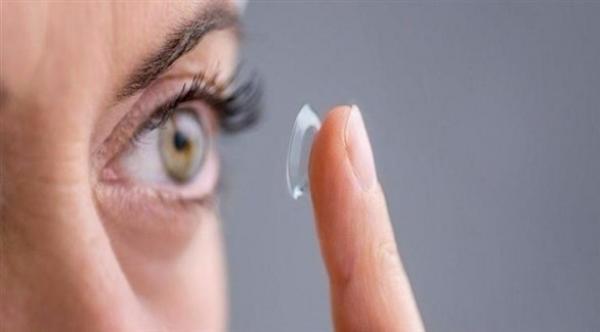 النوم بالعدسات اللاصقة يؤدي إلى التهاب القرنية