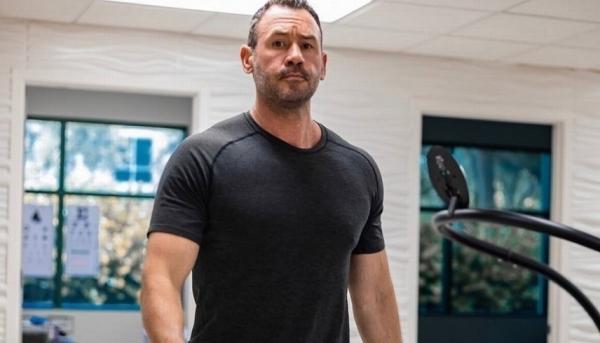 لاعب كمال الأجسام يحافظ على شباب جسده بالتخلي عن نوع واحد من الطعام