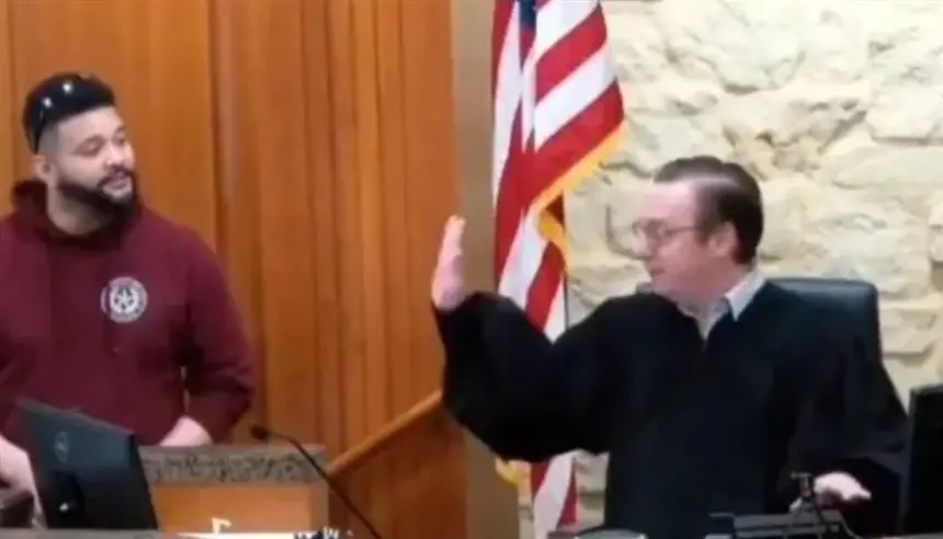 قاضٍ أمريكي يثير الجدل بعد طرد موظف جاء لمعالجة خلل تقني داخل المحكمة