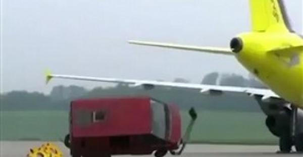 قوة محرك طائرة ايرباص يطيح بشاحنة (فيديو )