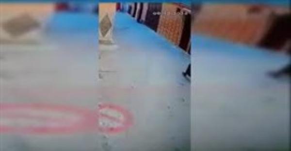 شفار يخطف هاتف من يد سيدة ويهرب