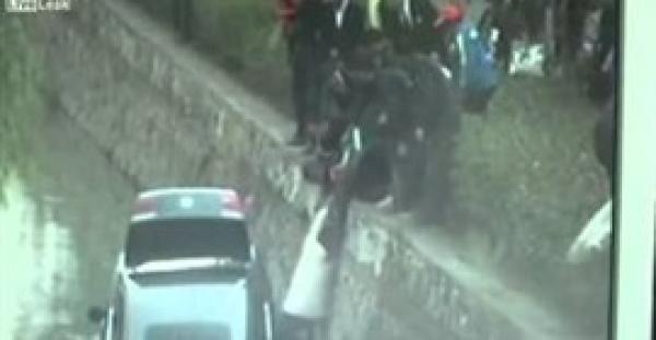 بالفيديو.. لحظة انتشال فتاة سقطت بسيارتها داخل مجرى مائي