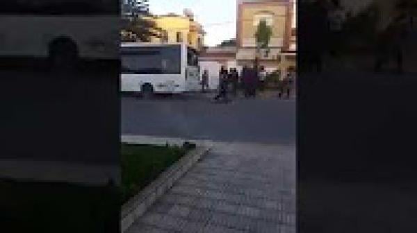 مجموعة من القاصرين يخربون حافلة نقل عمومية بالقنيطرة
