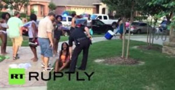 بالفيديو.. شاهد ماذا فعل شرطي أمريكي مع فتاة ترتدي ملابس السباحة