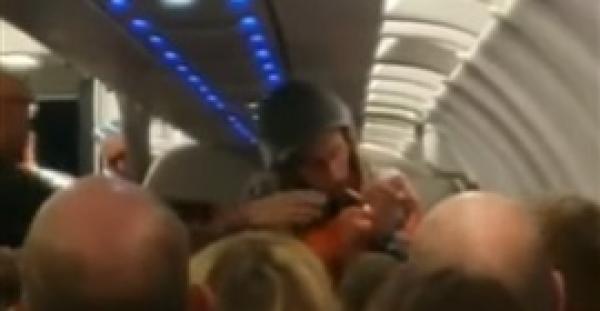 هذا مصير رجل أشعل سيجارة حشيش على متن طائرة (فيديو)