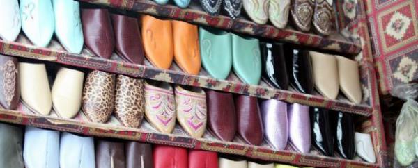 الشرطة الفرنسية تحجز كميات حشيش هربها مسافر من المغرب في 60 زوجا من "البلغة"