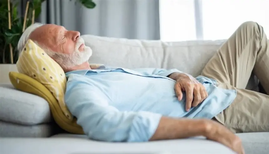 القيلولة الطويلة وغير المنتظمة ترتبط بزيادة خطر الوفاة في منتصف العمر