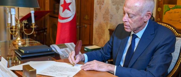رسالة كتبها الرئيس التونسي ب"الخط المغربي" تثير الإعجاب بمواقع التواصل (صورة)