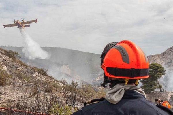 الطائرات تسيطر على حريق ضخم بالجبال وعامل إقليم أزيلال يحل بالمنطقة