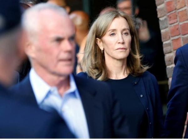 السجن للممثلة فيليستي هوفمان في فضيحة غش لدخول جامعات أمريكية