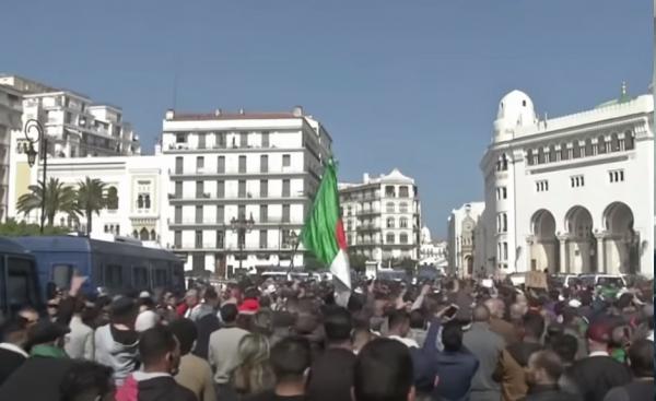 الجزائر: الآلاف يتظاهرون ضد النخبة السياسية والعسكرية في الجمعة الثانية على التوالي