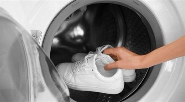 لهذا السبب لا تضع أحذيتك الرياضية البيضاء في الغسالة