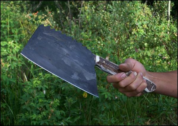 مجنون بدمنات يحمل "ساطورا" ويهدد به المواطنين