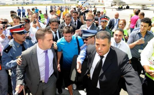 فوضى و عشوائية أثناء استقبال ميسي ونجوم البارصا بمطار طنجة