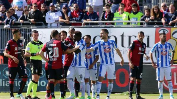 الغاني مونتاري يترك أرضية الملعب بسبب عنصرية جمهور كالياري (فيديو)