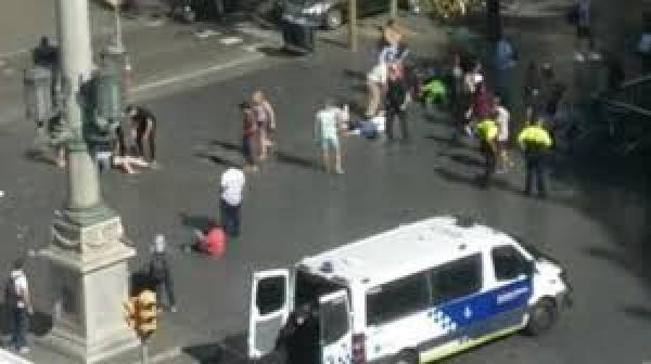 إسبانيا: شاحنة صغيرة تدهس عشرات الأشخاص في برشلونة