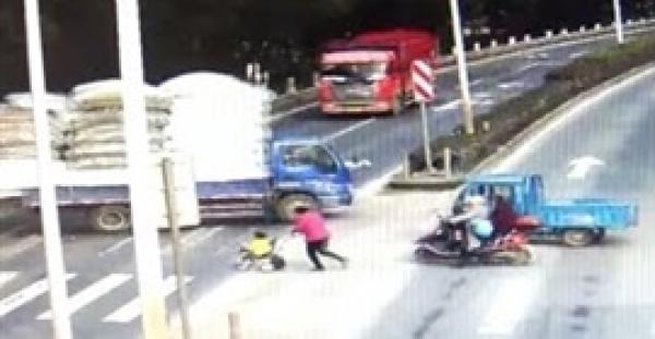 بالفيديو.. طفل محظوظ ينجو من الموت بأعجوبة بعد دهسه بشاحنة