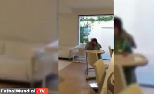 ابن بيكي و شاكيرا يعرف القراءة في سن عامين