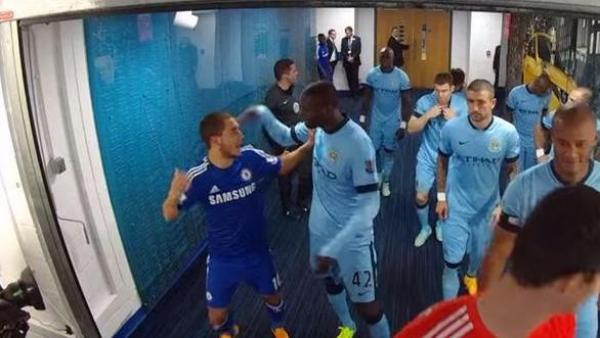 مضحك : توريه يصفع هازارد بين الشوطين