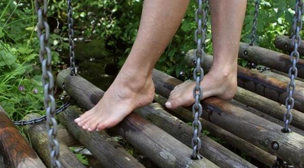 المشي بأقدام عارية ينبوع الصحة والعافية