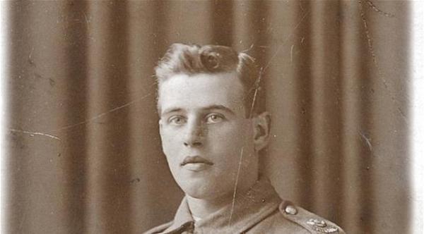 جندي صنع حلية لحبيبته من عظم فخده