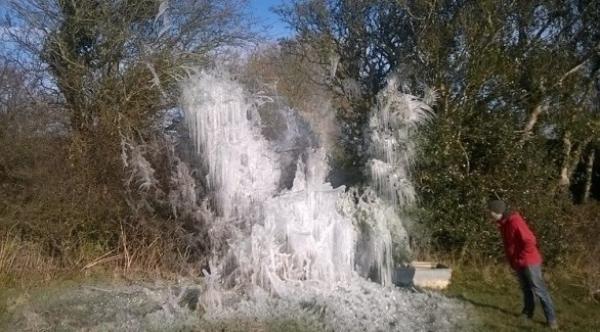 انفجار أنبوب ماء يشكل تماثيل جليدية رائعة في ويلز