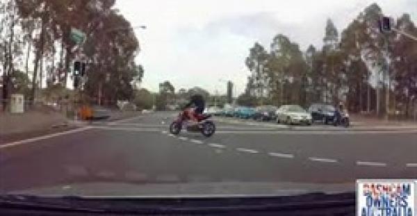 راكب دراجة يحصد ثمن محاولته تجاوز إشارة مرور حمراء (فيديو)