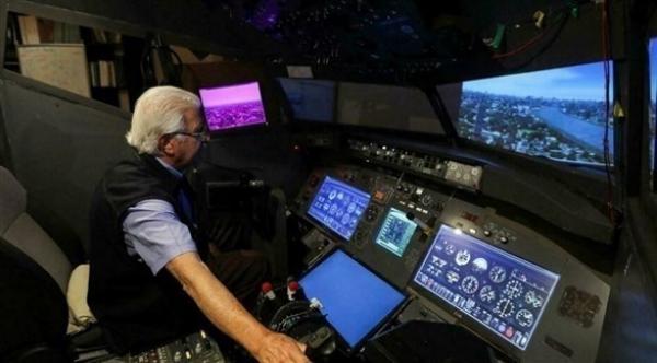 سبعيني يطير حول العالم من قمرة طائرة بناها في منزله