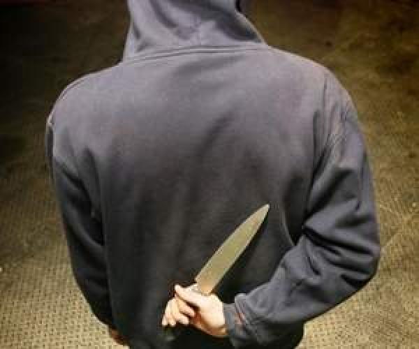 مختل عقليا بدمنات يوجه طعنة غادرة وقاتلة لمواطن