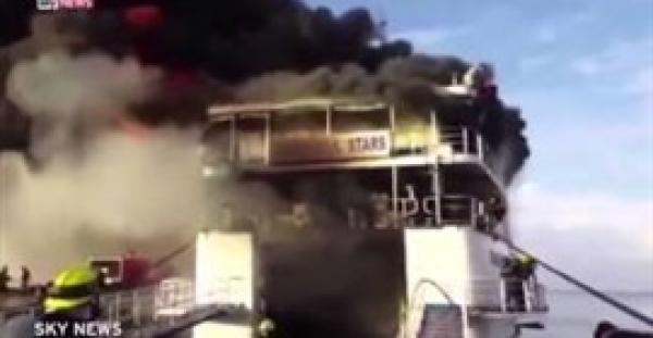 بالفيديو.. لقطات مروعة لركاب يقفزون من سفينة تحترق